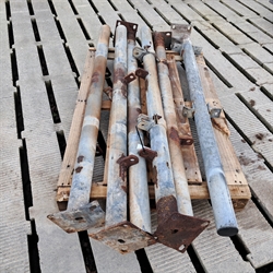6 stk. brukte 2½" stolper med liten fotplate, lengde: 1,50 m.